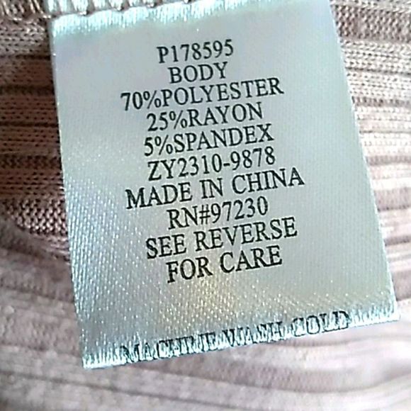 Almost Famous Mauve Ruffled Top. Size Medium - Picture 10 of 10